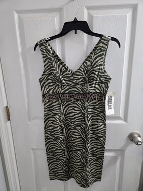 Robbie Bee Olive and Tan Zebra-Print V-Neck Dress 8p